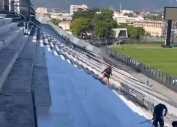 Força Jovem colabora na pintura das arquibancadas de São Januário; assista ao vídeo