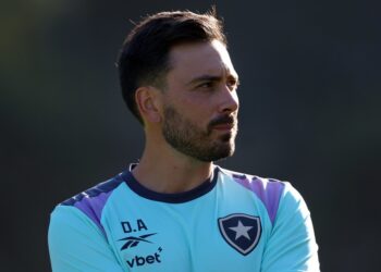 Davide Ancelotti não figura no BID e não poderá dirigir o Botafogo na partida contra o Vasco; Cláudio Caçapa assume como técnico interino.