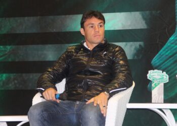 Antigo jogador do Vasco, Kléber Gladiador, tem ordem de prisão emitida devido à inadimplência em pensão alimentícia.