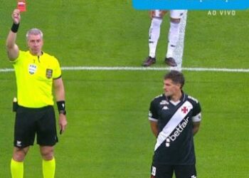 Daronco ‘mandou embora’ Vegetti antes do clássico; confira a imagem do momento da ação contra o racismo.