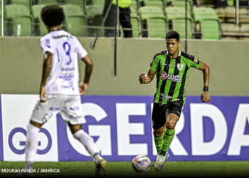 Vasco rejeita ofertas do Cruzeiro pelo meio-campista Cauan Barros, atualmente cedido ao América-MG