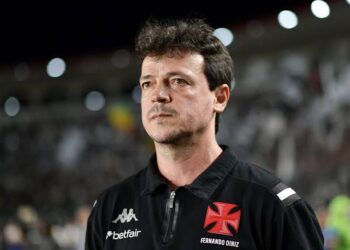 No comando do Vasco em 2025, Fernando Diniz contabiliza 3 vitórias, 1 empate e 4 derrotas em 8 partidas.