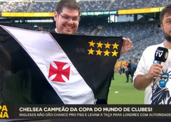 Casimiro Miguel, proprietário da CazéTV, ostenta a bandeira do Vasco no estádio que acolheu a final da Copa do Mundo de Clubes.
