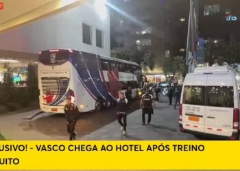 Confira fotos da chegada do Vasco ao hotel após o treinamento em Quito.