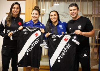 Vasco se aloja no mesmo hotel que a Seleção Brasileira Feminina em Quito e presenteia Marta e Angelina com camisetas do time.