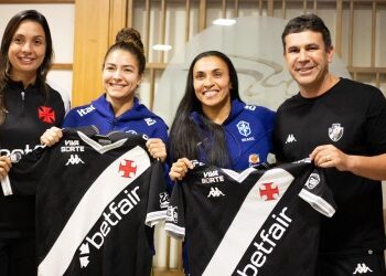 No mesmo hotel onde está a Seleção Feminina em Quito, Vasco oferece camisas do clube a Marta e Angelina.