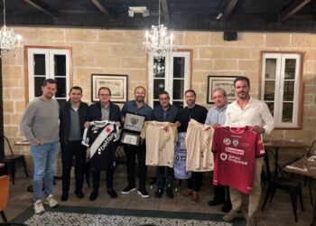 Dirigentes do Vasco e Independiente del Valle realizaram troca de camisas no Equador; confira a imagem.