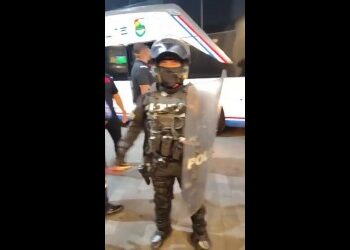 Assista aos vídeos da manifestação dos torcedores do Vasco na chegada da equipe ao hotel em Quito.