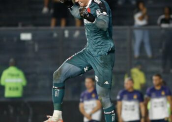 Léo Jardim se destaca como o goleiro que mais defendeu pênaltis por equipes da Série A desde sua chegada ao Vasco.