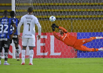 Léo Jardim estabelece novo recorde de defesas na temporada contra o Del Valle: nove intervenções.