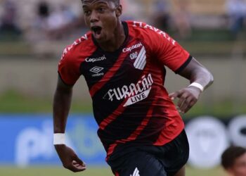 Vasco procurou dados sobre o jogador John Mercado, do AVS, em Portugal.