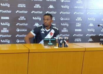 Thiago Mendes ostenta a camisa 23 do Vasco antes de sua apresentação; confira as imagens.