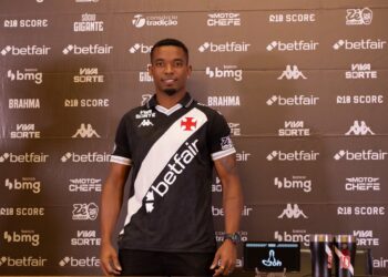 Vasco compartilha imagens da estreia de Thiago Mendes.