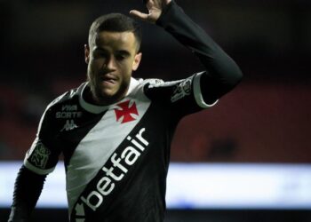 Descubra quem ficou de fora da lista para o confronto contra o Grêmio e saiba o motivo.