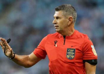 Árbitro Marcelo de Lima Henrique durante partida do Brasileirão - Foto: Pedro H. Tesch/Getty Images