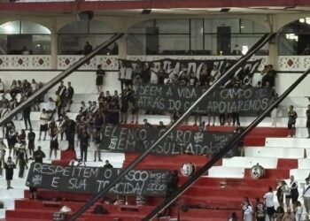 Fãs do Vasco mostram faixas de descontentamento antes do confronto com o Grêmio