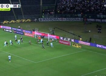 Confira as defesas de Léo Jardim na primeira etapa contra o Grêmio.