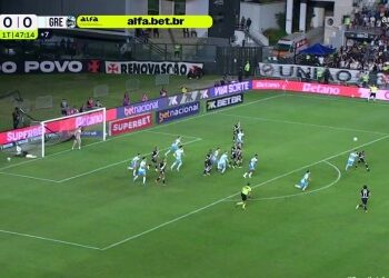 Vegetti quase marcou ao acertar a trave no 1º tempo de Vasco x Grêmio; assista ao vídeo do momento.