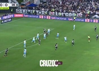 Árbitro interrompe jogada em que David teria liberdade e não concede vantagem; assista ao vídeo