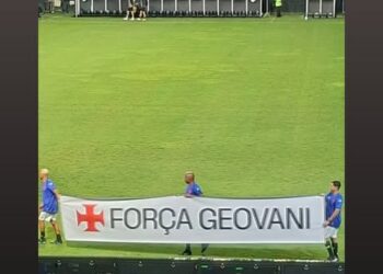 Música ‘Força Geovani’ foi apresentada no campo de São Januário durante Vasco x Grêmio.