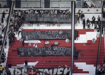 Retorno da torcida a São Januário contou com manifestações, ofensas a João Victor e clamor por um ‘time sem vergonha’