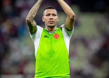 Clayton compartilha mensagem de despedida: ‘Hoje finalizo oficialmente minha ligação com o Vasco’