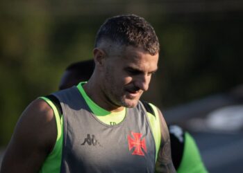 Vegetti surge com um visual renovado durante o treino.