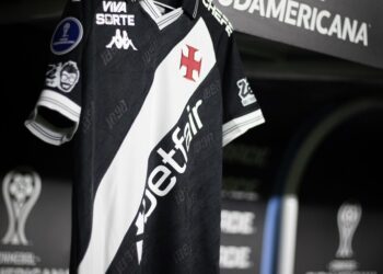 Vasco compartilha imagem da camiseta no vestiário.