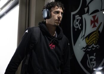 Confira imagens da chegada do time do Vasco a São Januário.