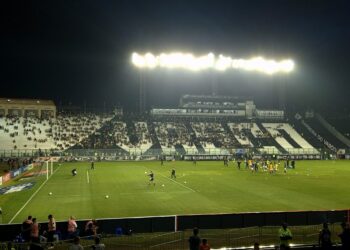 Jogadores do Vasco recebem aplausos ao se aquecerem em São Januário.