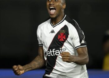 Após o intervalo, Leandrinho substitui Victor Luís.