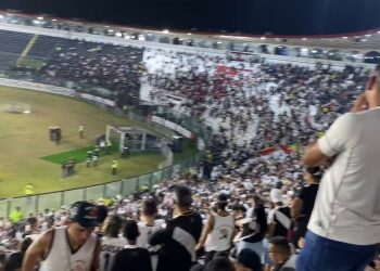 A Bateria da Força Jovem se despede da arquibancada durante o intervalo de Vasco x Independiente del Valle.