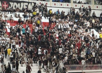 Pedrinho enfrenta hostilidade da torcida em São Januário