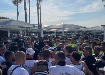 Vasco enfrenta tensão com os torcedores e acumula resultados decepcionantes após a interrupção do Mundial.