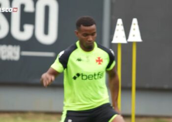 Imagem revela Thiago Mendes em treino com a equipe do Vasco; confira