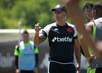 Pedrinho afirma que Felipe está no Vasco por seu talento e não por vínculos de amizade.