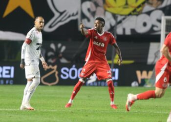 Internacional ficará sem Vitão na partida contra o Vasco; zagueiro foi advertido com seu 3º cartão amarelo.