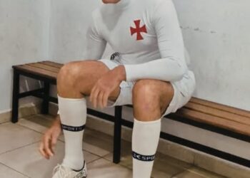 Carlos Germano compartilha imagem com traje de 1925: ‘Aguarde conteúdos interessantes a caminho’