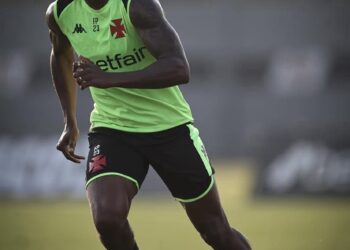Thiago Mendes se destaca em semana de treinos e pode ser incluído na lista para o confronto contra o Inter; confira a provável formação.