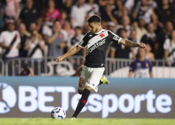 Vasco teria uma dívida superior a R$ 30 milhões em comissões com agentes; Carlos Leite, André Cury e Eduardo Uram estariam entre os principais credores.