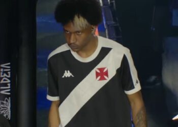 Kroy conquista o título de batalha de rima vestindo a camisa do Vasco; confira fotos e vídeo