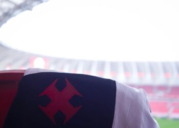 Vasco compartilha imagem do uniforme no Beira-Rio; confira