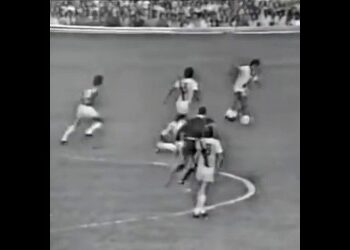 Assista ao gol de Roberto Dinamite contra o Internacional no Campeonato Brasileiro de 1974.