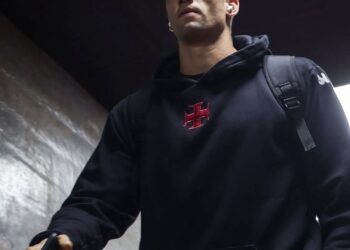 Vasco compartilha imagens da chegada da equipe ao Beira-Rio; confira