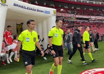 Observe a apresentação dos atletas de Internacional e Vasco.