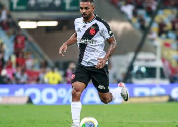 Paulo Henrique leva o 3º cartão amarelo e fica de fora do duelo contra o Mirassol na próxima partida do Campeonato Brasileiro.