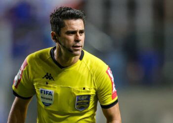 Árbitro que foi responsável pela expulsão de Léo Jardim já havia aplicado cartão vermelho a goleiro em 2024; confira