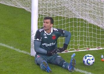 PC Oliveira defende decisão sobre a expulsão de Léo Jardim, do Vasco: ‘Árbitro pode não ser médico, mas não é bobo’