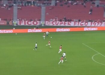 Romário balançou as redes na Copa do Mundo de 1994 em uma jogada semelhante àquela que Vegetti desperdiçou contra o Inter; confira!