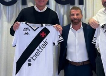 Rodolfo Riechert, CEO do Banco Genial Investimentos, compartilha imagem ao lado de Pedrinho, com quem recebeu uma camisa do Vasco.